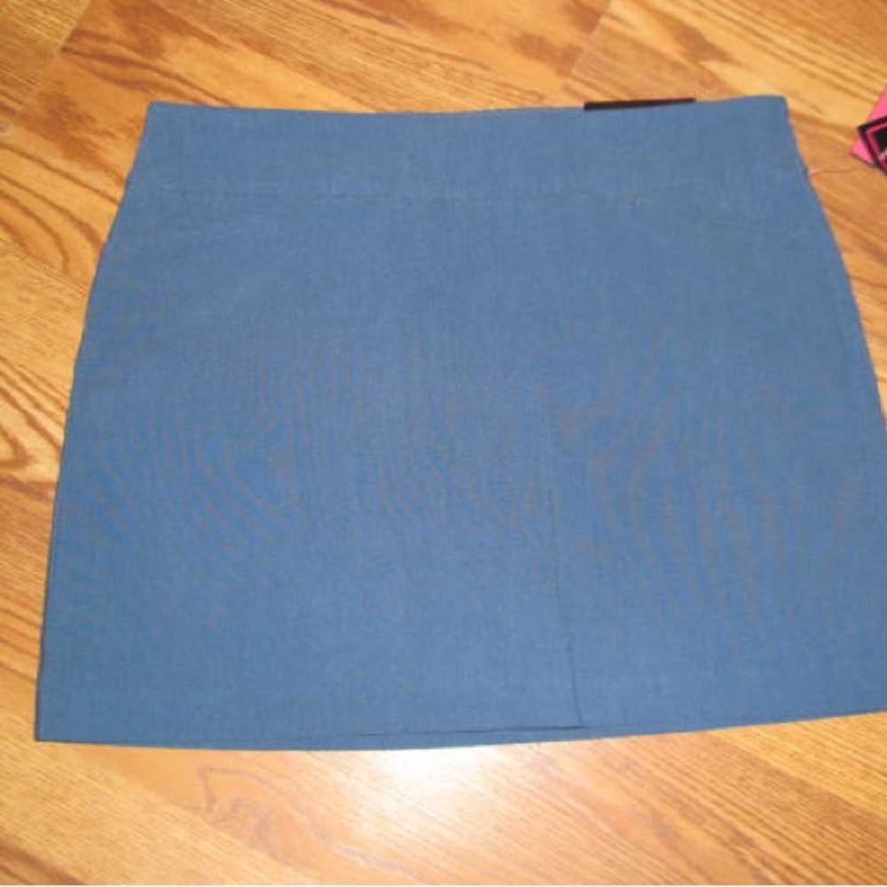 ATTYRE MISSES SKORT BLUE  SIZE 12. NWT